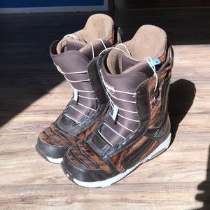 Women’s Emerald Burton Snowboard boots tiger print